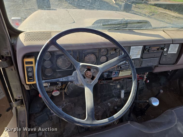 image for item EM7024 1981 International  1854 utility / service truck