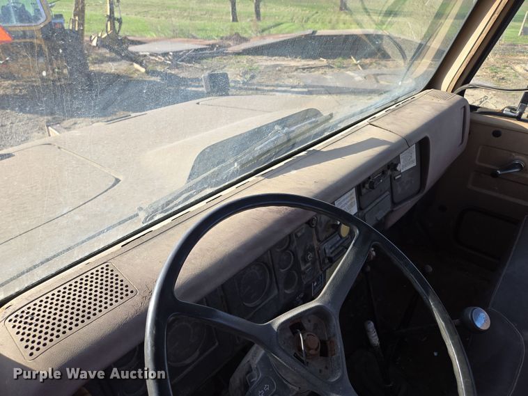 image for item EM7024 1981 International  1854 utility / service truck