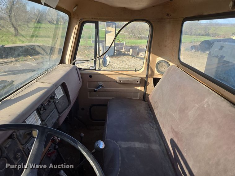 image for item EM7024 1981 International  1854 utility / service truck