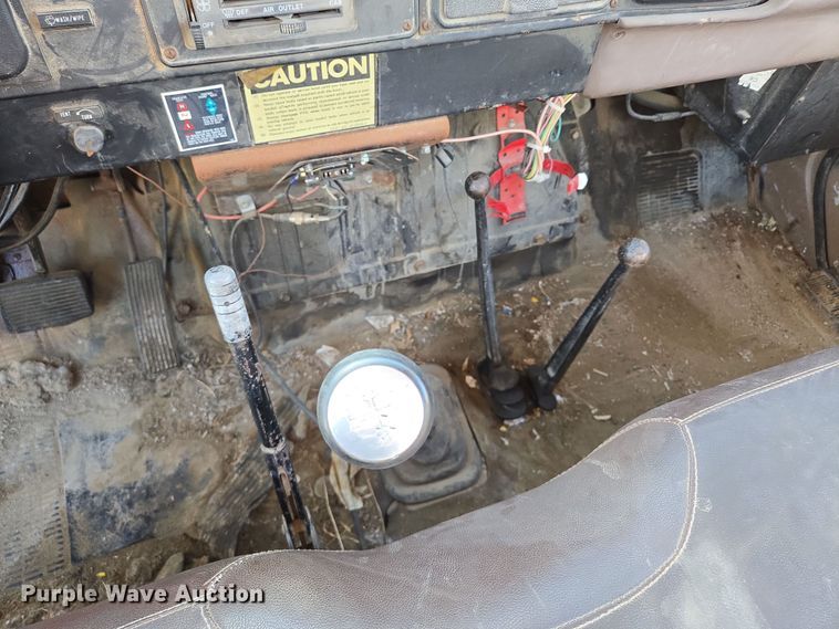 image for item EM7024 1981 International  1854 utility / service truck