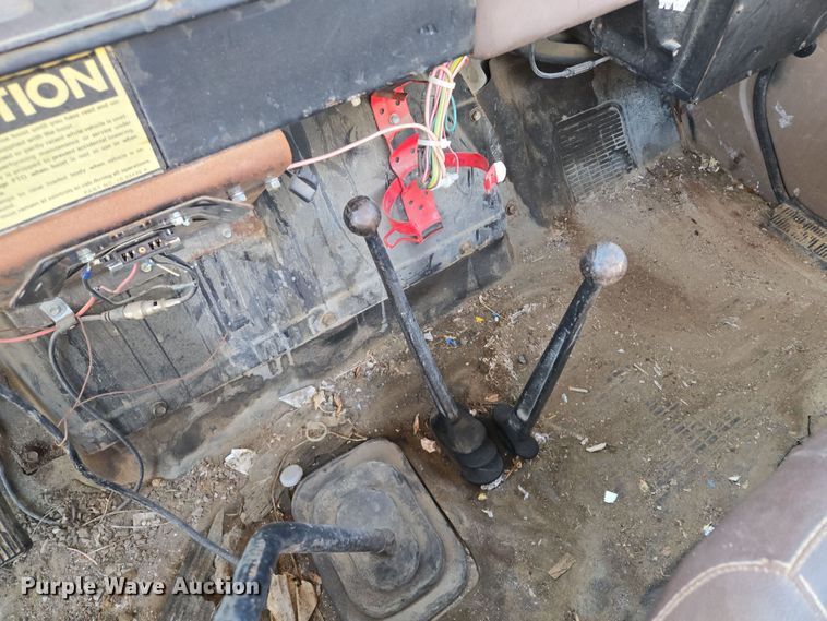 image for item EM7024 1981 International  1854 utility / service truck