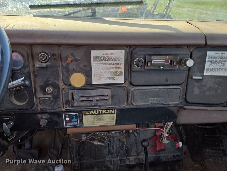 image for item EM7024 1981 International  1854 utility / service truck