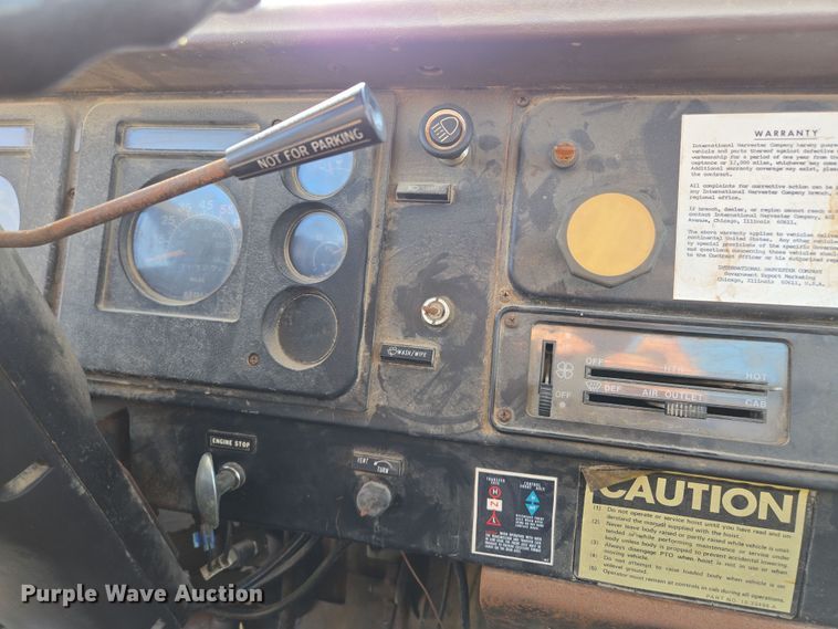 image for item EM7024 1981 International  1854 utility / service truck