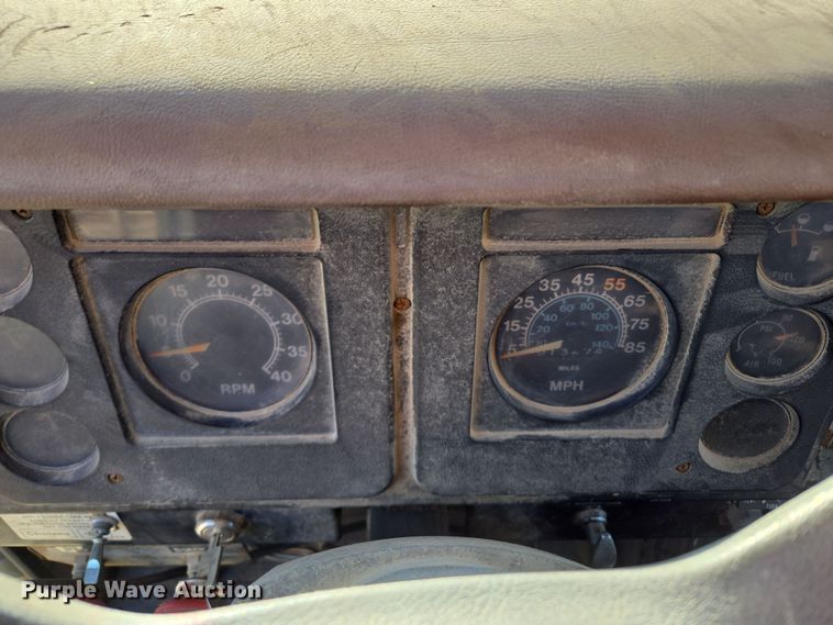 image for item EM7024 1981 International  1854 utility / service truck