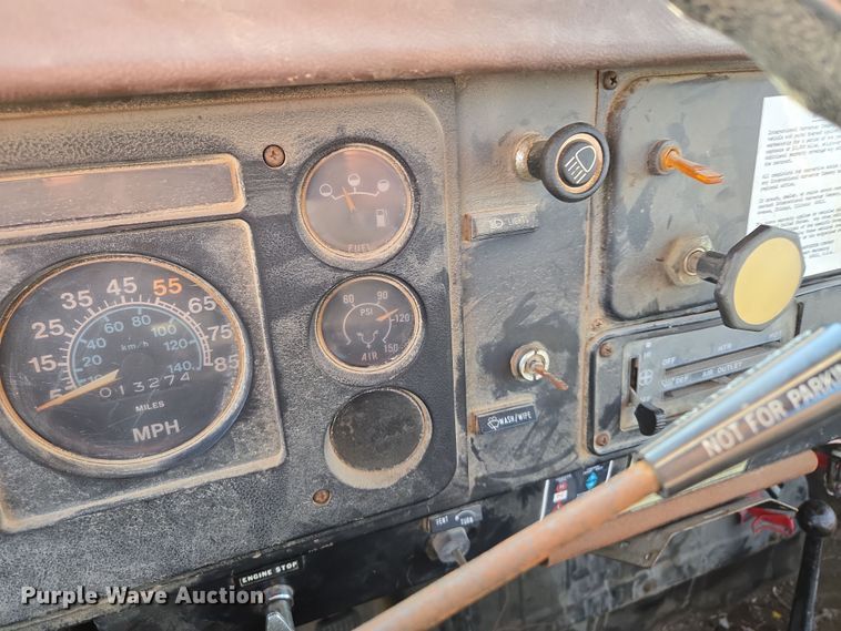 image for item EM7024 1981 International  1854 utility / service truck