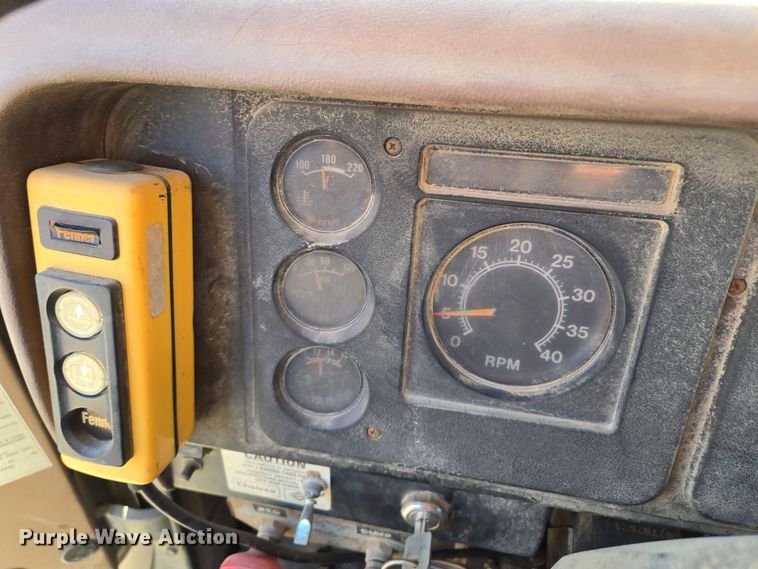 image for item EM7024 1981 International  1854 utility / service truck