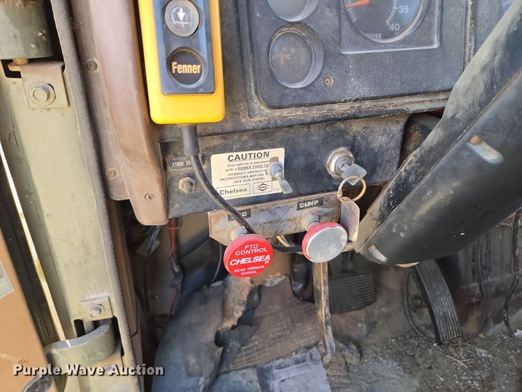 image for item EM7024 1981 International  1854 utility / service truck