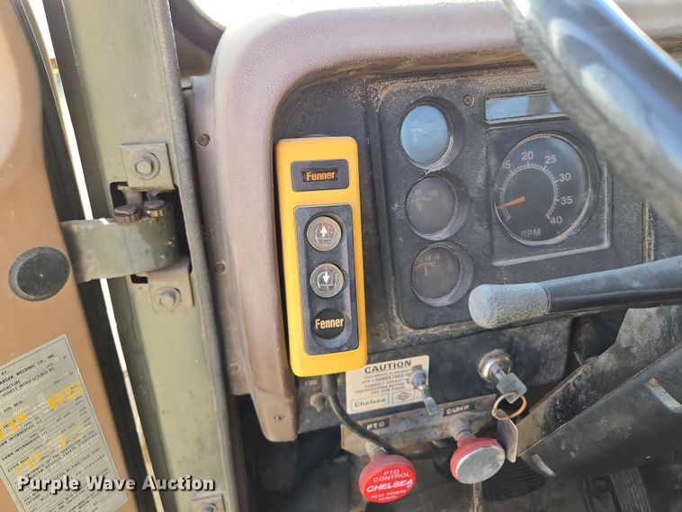 image for item EM7024 1981 International  1854 utility / service truck