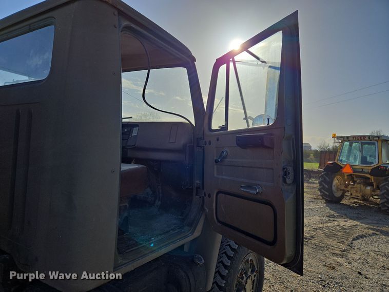 image for item EM7024 1981 International  1854 utility / service truck