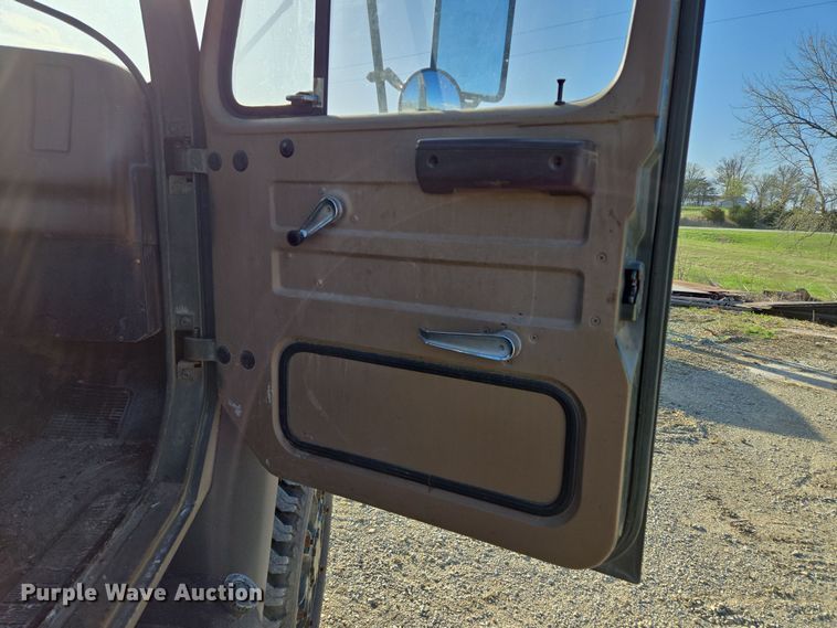 image for item EM7024 1981 International  1854 utility / service truck