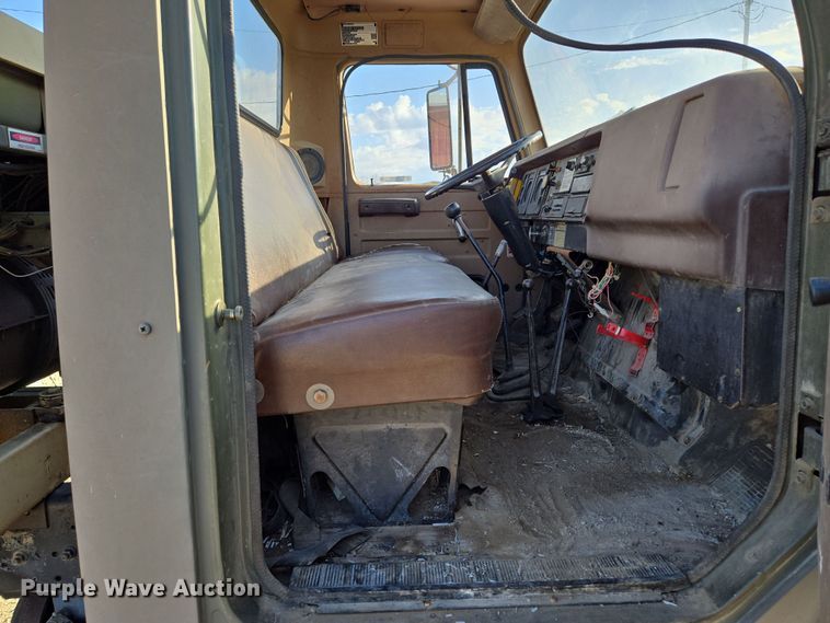 image for item EM7024 1981 International  1854 utility / service truck