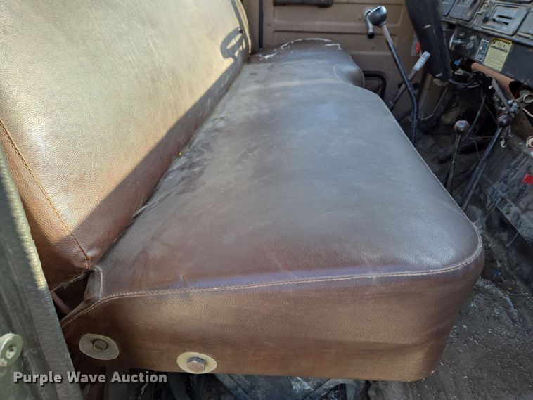 image for item EM7024 1981 International  1854 utility / service truck