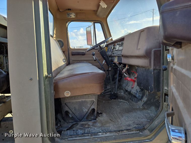 image for item EM7024 1981 International  1854 utility / service truck