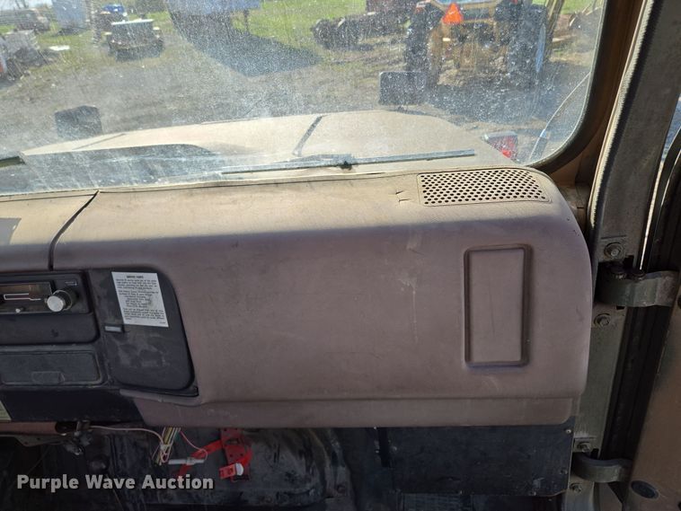 image for item EM7024 1981 International  1854 utility / service truck