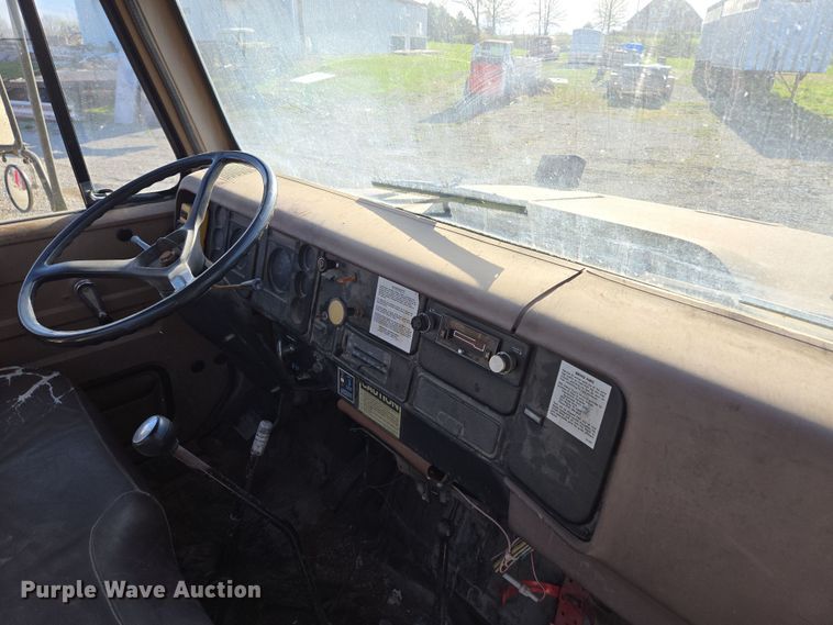 image for item EM7024 1981 International  1854 utility / service truck