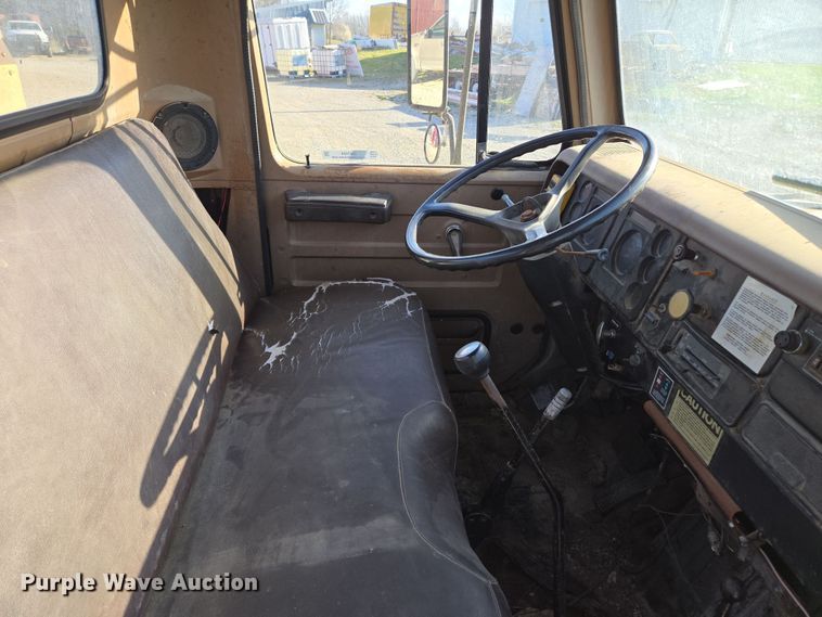 image for item EM7024 1981 International  1854 utility / service truck