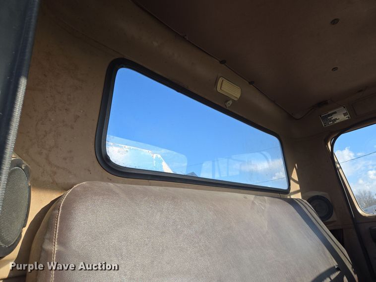 image for item EM7024 1981 International  1854 utility / service truck