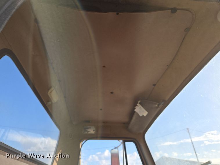 image for item EM7024 1981 International  1854 utility / service truck