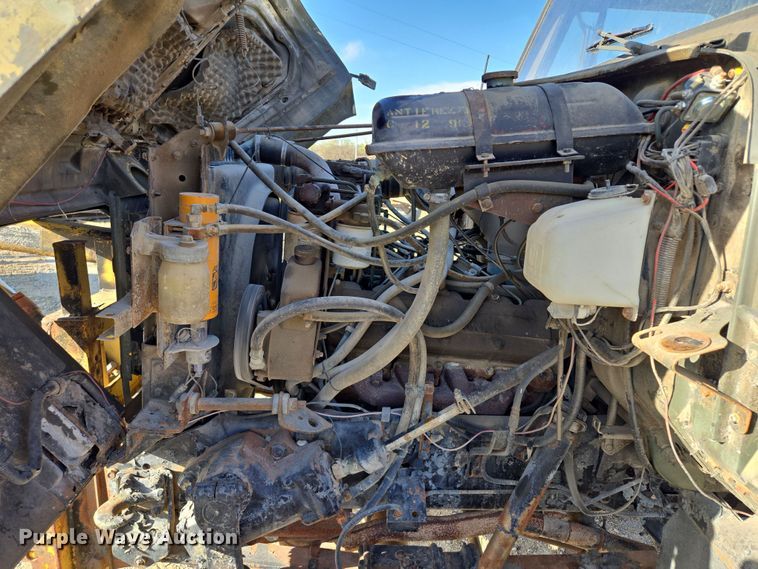 image for item EM7024 1981 International  1854 utility / service truck