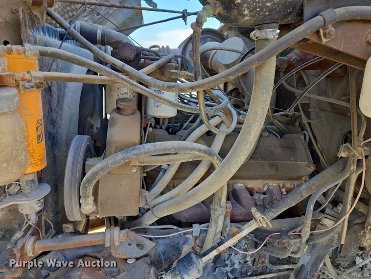 image for item EM7024 1981 International  1854 utility / service truck