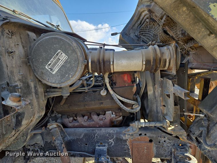 image for item EM7024 1981 International  1854 utility / service truck