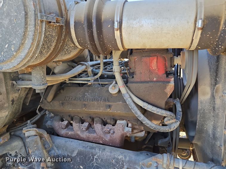 image for item EM7024 1981 International  1854 utility / service truck