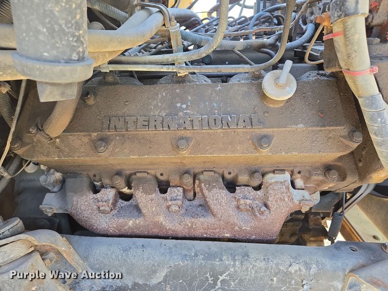 image for item EM7024 1981 International  1854 utility / service truck