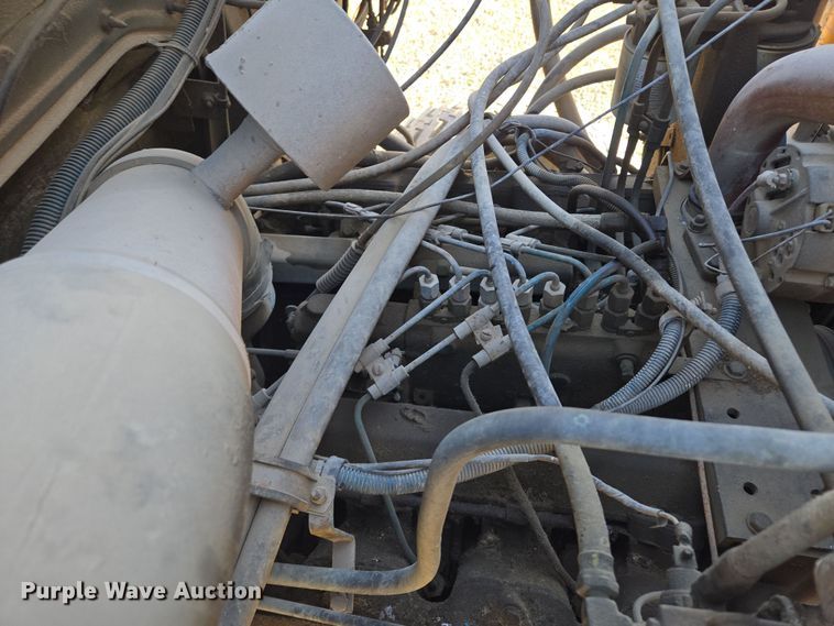 image for item EM7024 1981 International  1854 utility / service truck