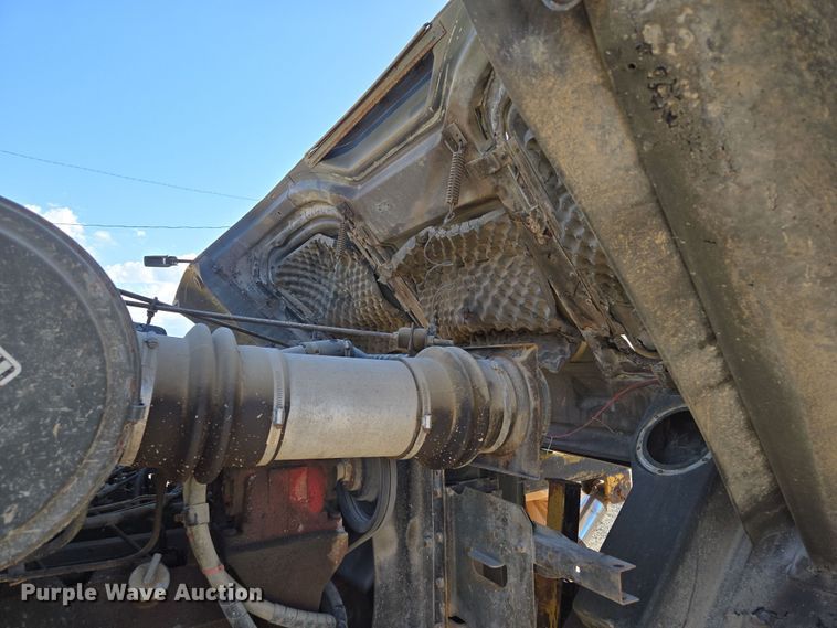 image for item EM7024 1981 International  1854 utility / service truck