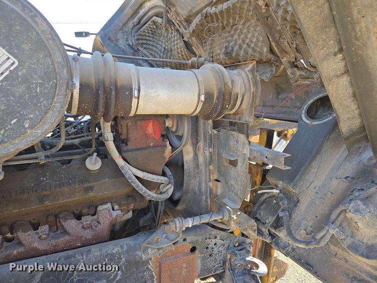 image for item EM7024 1981 International  1854 utility / service truck