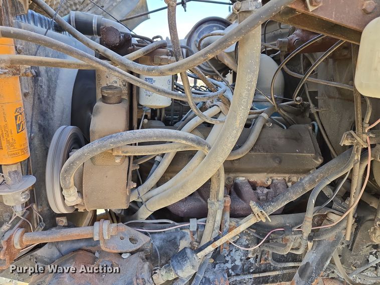 image for item EM7024 1981 International  1854 utility / service truck