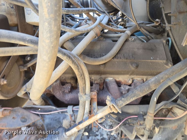 image for item EM7024 1981 International  1854 utility / service truck