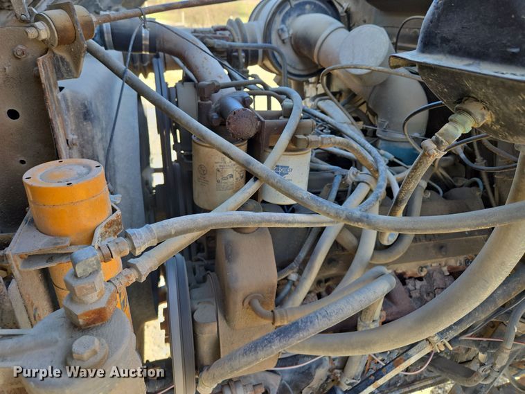 image for item EM7024 1981 International  1854 utility / service truck