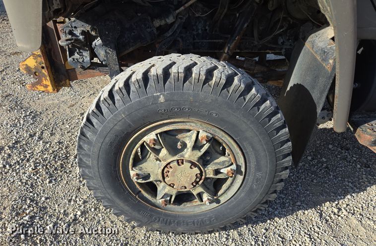 image for item EM7024 1981 International  1854 utility / service truck