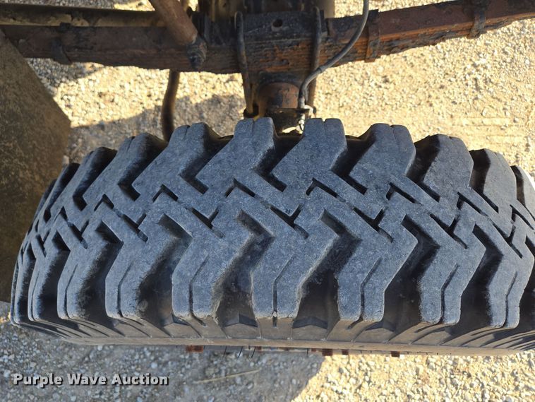 image for item EM7024 1981 International  1854 utility / service truck