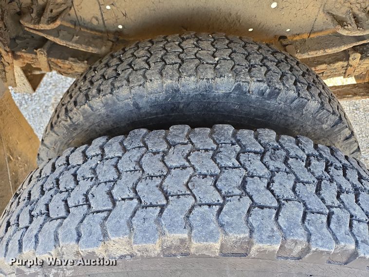 image for item EM7024 1981 International  1854 utility / service truck