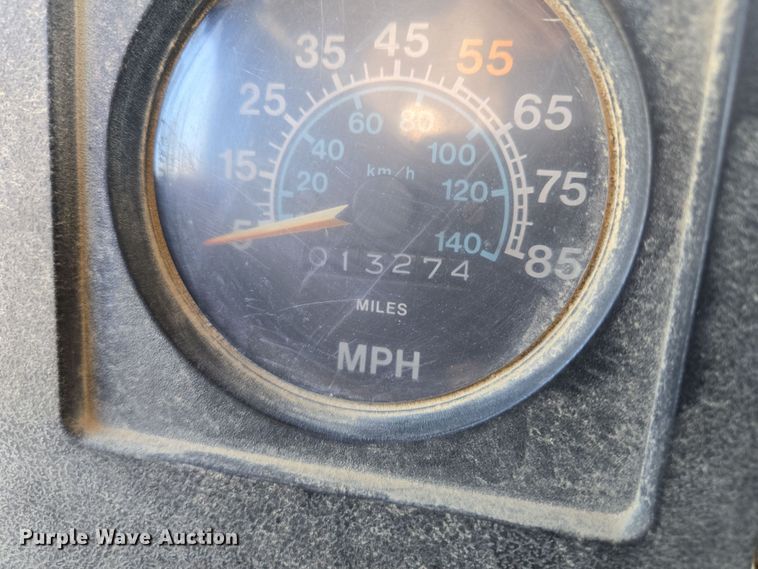 image for item EM7024 1981 International  1854 utility / service truck