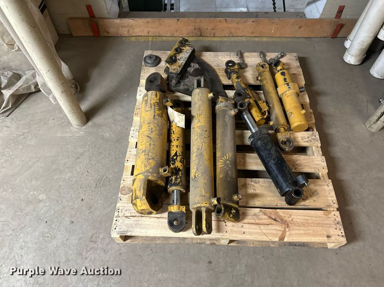 image for item EN3015 1999 Vermeer  P125 Renegade vibratory cable plow