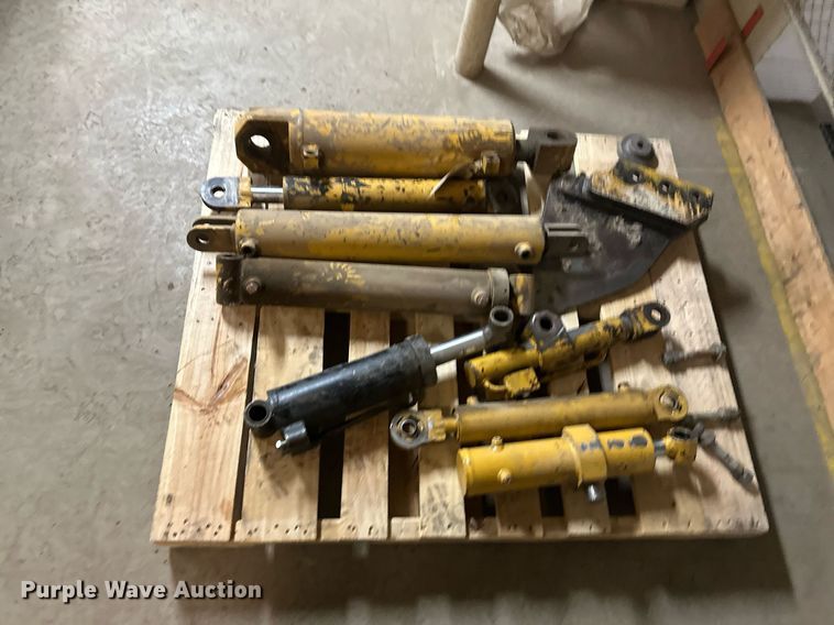 image for item EN3015 1999 Vermeer  P125 Renegade vibratory cable plow