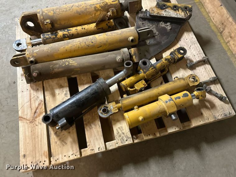 image for item EN3015 1999 Vermeer  P125 Renegade vibratory cable plow