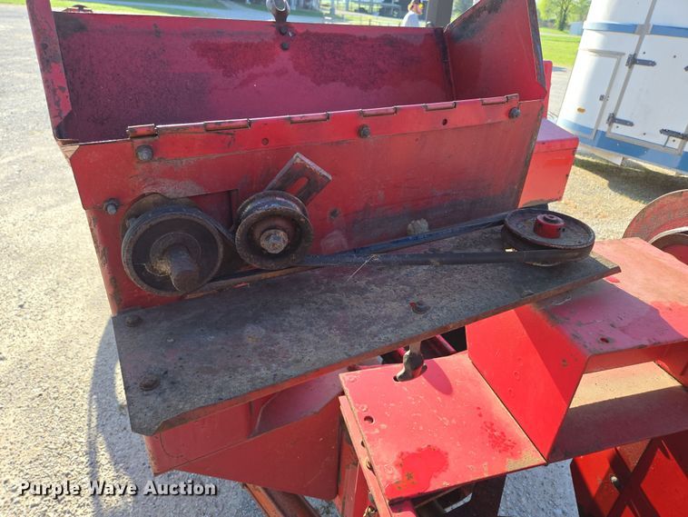 image for item EN3558 Massey Ferguson 124 small square baler