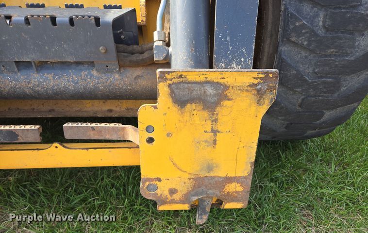 image for item EN3614 2014 John Deere 332E skid steer loader