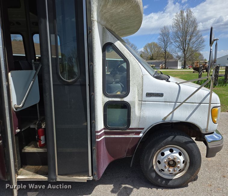 image for item EN3617 1994 Ford E350 shuttle bus