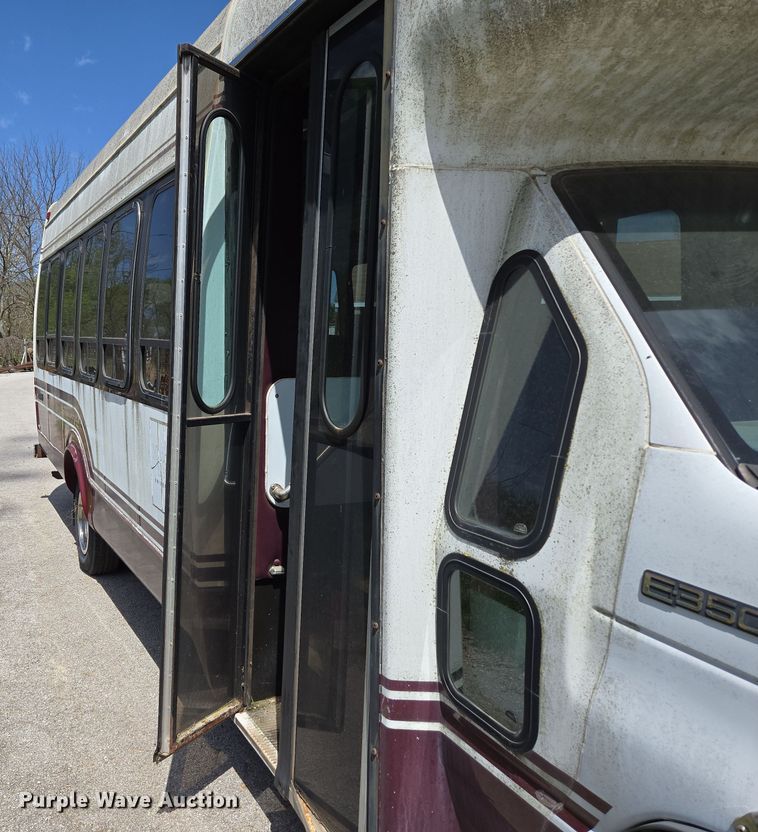 image for item EN3617 1994 Ford E350 shuttle bus