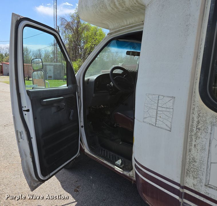 image for item EN3617 1994 Ford E350 shuttle bus