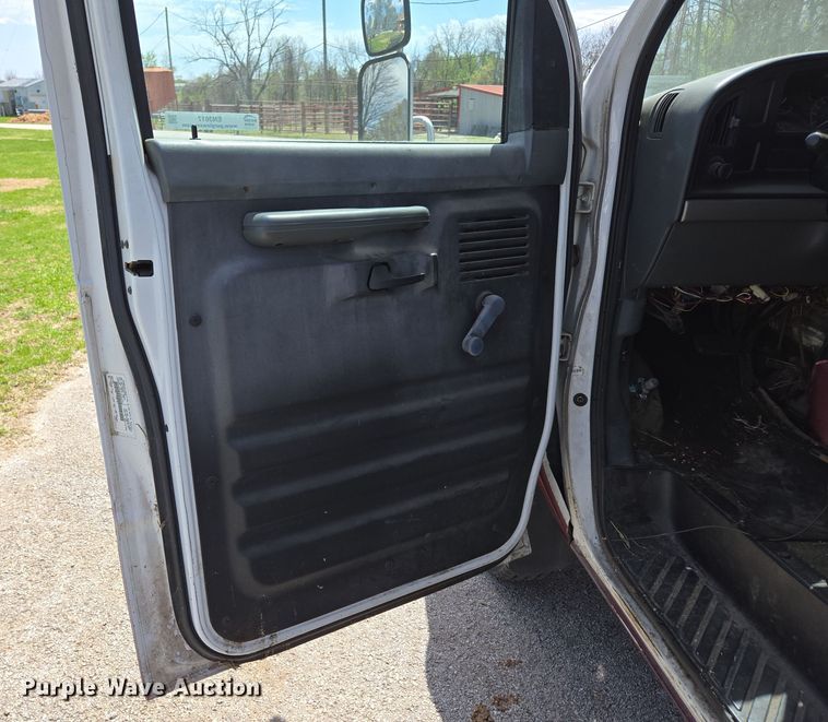 image for item EN3617 1994 Ford E350 shuttle bus