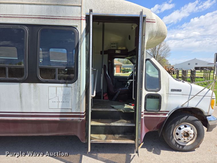 image for item EN3617 1994 Ford E350 shuttle bus