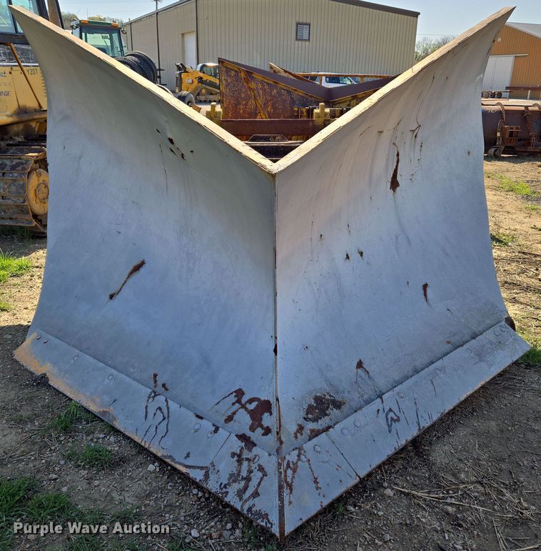 image for item EN8882 Henke V-plow