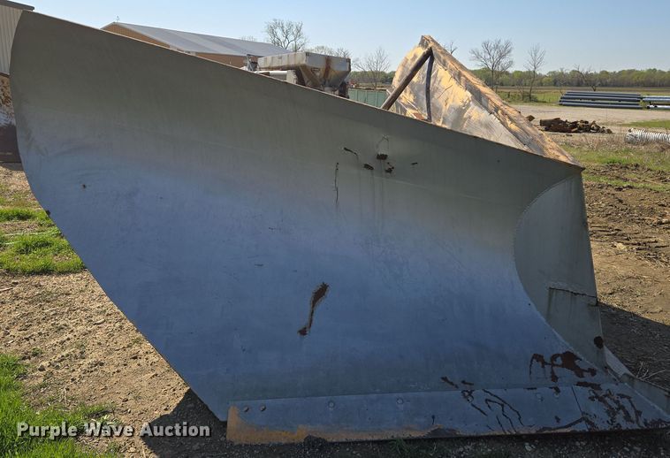 image for item EN8882 Henke V-plow