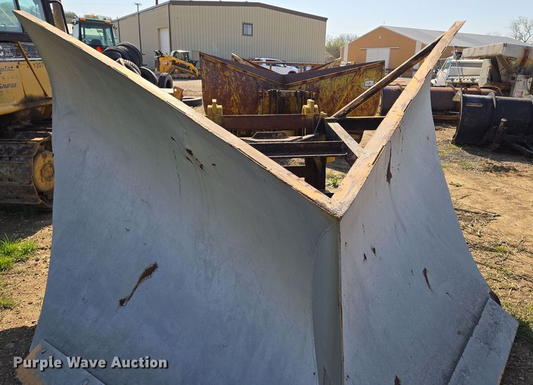 image for item EN8882 Henke V-plow